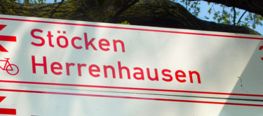 Richtungsschild Fahrradstrecken Herrenhausen und Stöcken