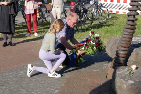 Der Sohn eines der KZ -Insassen aus Dänemark legt mit seiner Tochter aus Dänemark gemeinsam einen Kranz am Mahnmal.