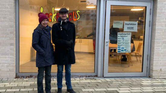 Besuch des Impfzentrum am Stadtteilzentrum Stöcken von Bezirksbürgermeister Lukas Mönkeberg mit Bezirksratsfrau Anna Marijke Goedecke