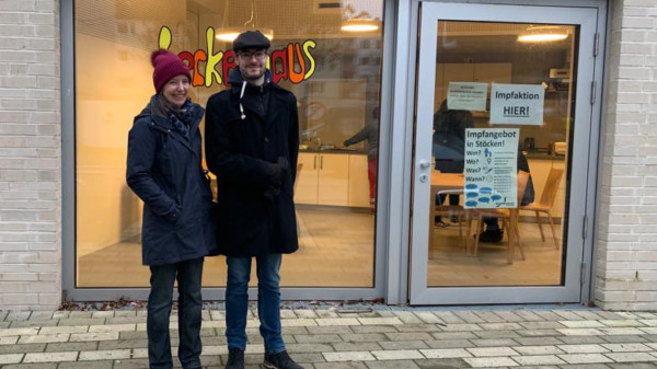 Besuch des Impfzentrum am Stadtteilzentrum Stöcken von Bezirksbürgermeister Lukas Mönkeberg mit Bezirksratsfrau Anna Marijke Goedecke