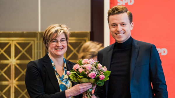 Thela Wernstedt einstimmig aufgestellt für den Landtagswahlkreis Hannover-Linden (25), Stadtverbandsvorsitzender Adis Ahmetovic gratuliert