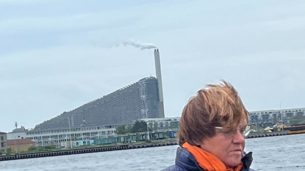 Thela Wernstedt vor Müllverbrennungsanalage in Kopenhagen