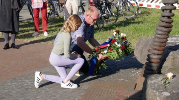 Der Sohn eines der KZ -Insassen aus Dänemark legt mit seiner Tochter aus Dänemark gemeinsam einen Kranz am Mahnmal.